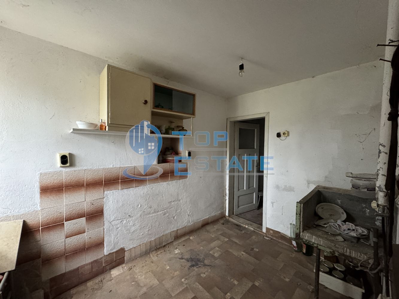 Двуетажна тухлена къща с допълнителни постройки и голям двор в село Горна Липница, област Велико Търново - 0