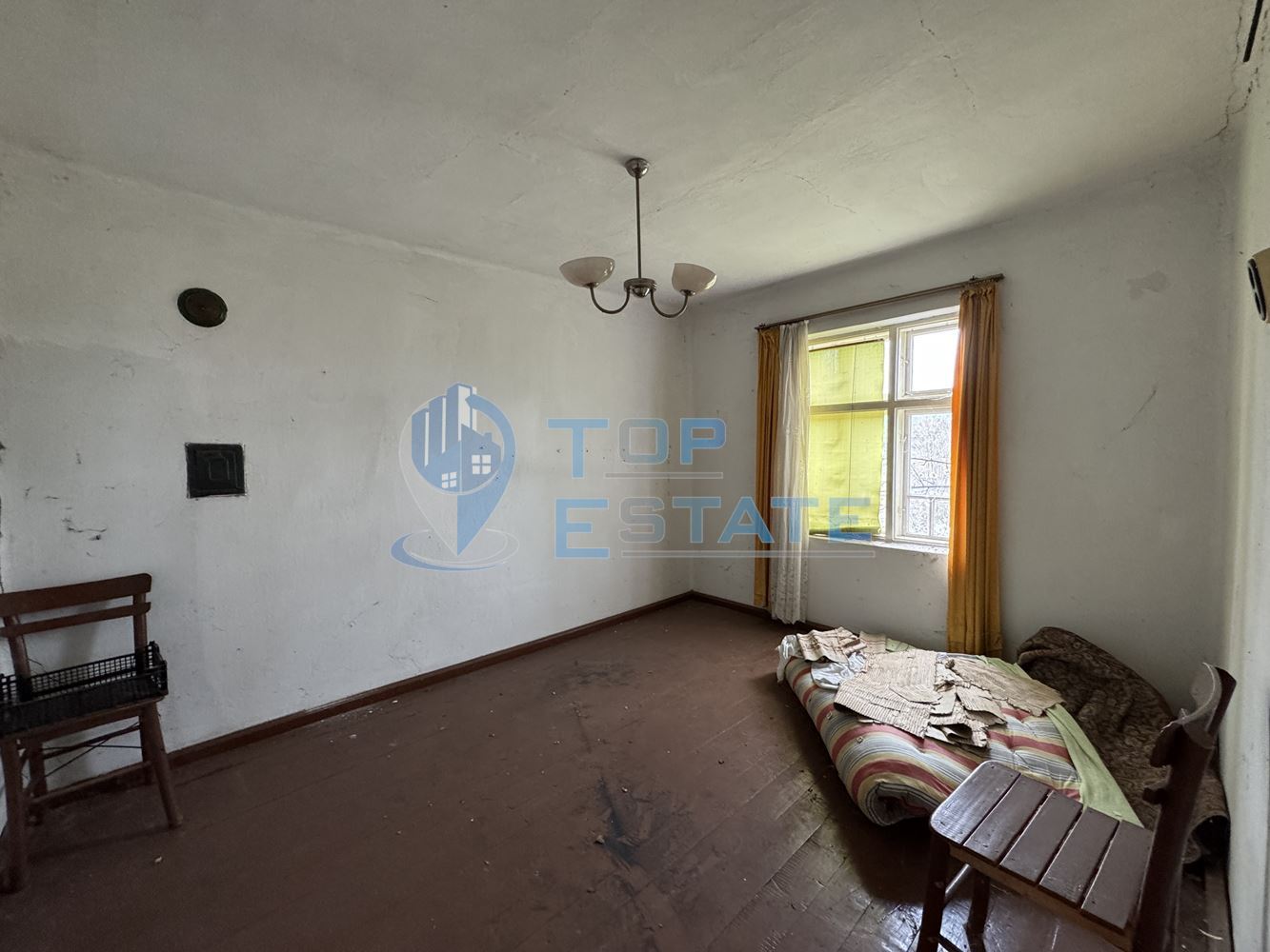 Двуетажна тухлена къща с допълнителни постройки и голям двор в село Горна Липница, област Велико Търново - 0