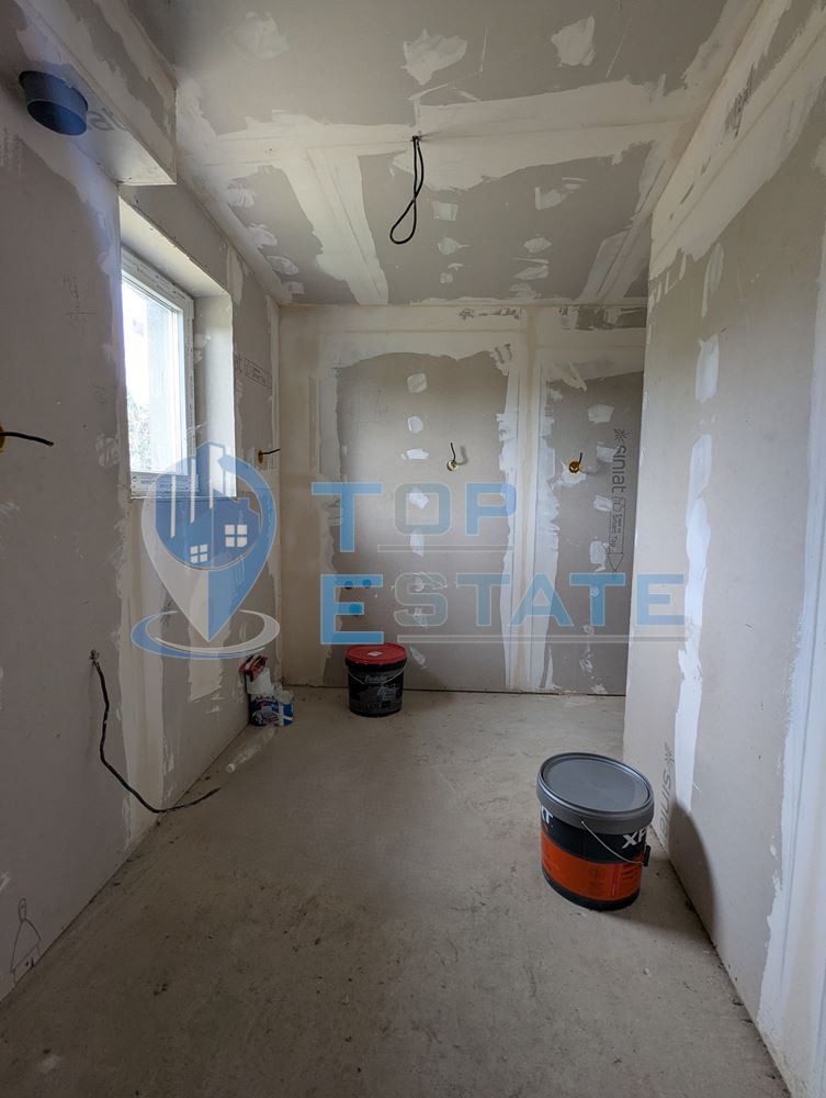 Двуетажна тухлена къща с кладенец в село Поликраище, област Велико Търново - 0