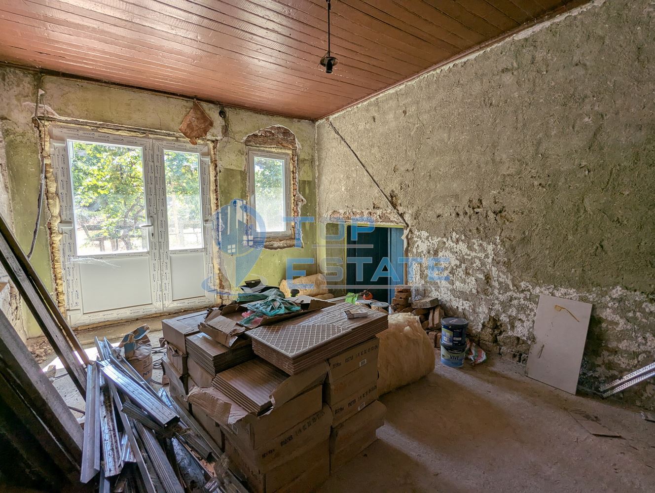 Двуетажна тухлена къща с кладенец в село Поликраище, област Велико Търново - 0