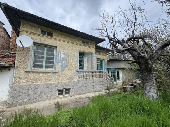 Тухлена къща с голям двор и допълнилни постройки в село Хотница, област Велико Търново - 0