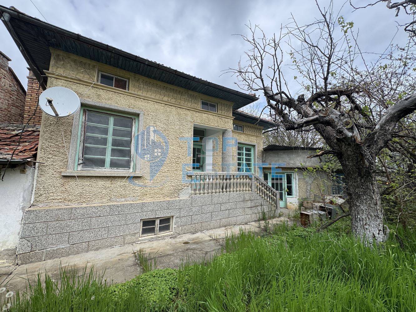 Тухлена къща с голям двор и допълнилни постройки в село Хотница, област Велико Търново - 0