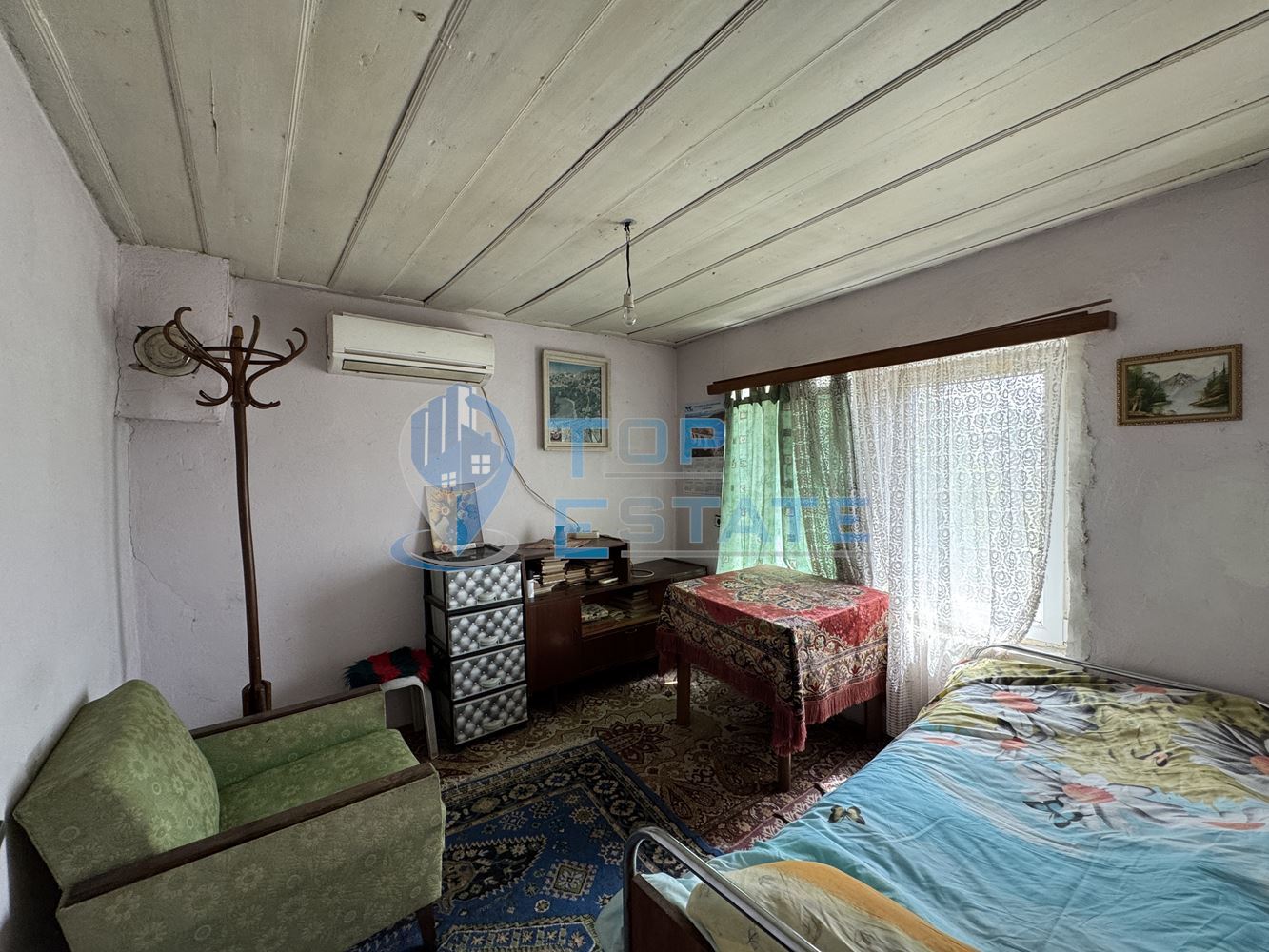 Къща с голям двор и стопански постройки в село Янтра, област Велико Търново - 0