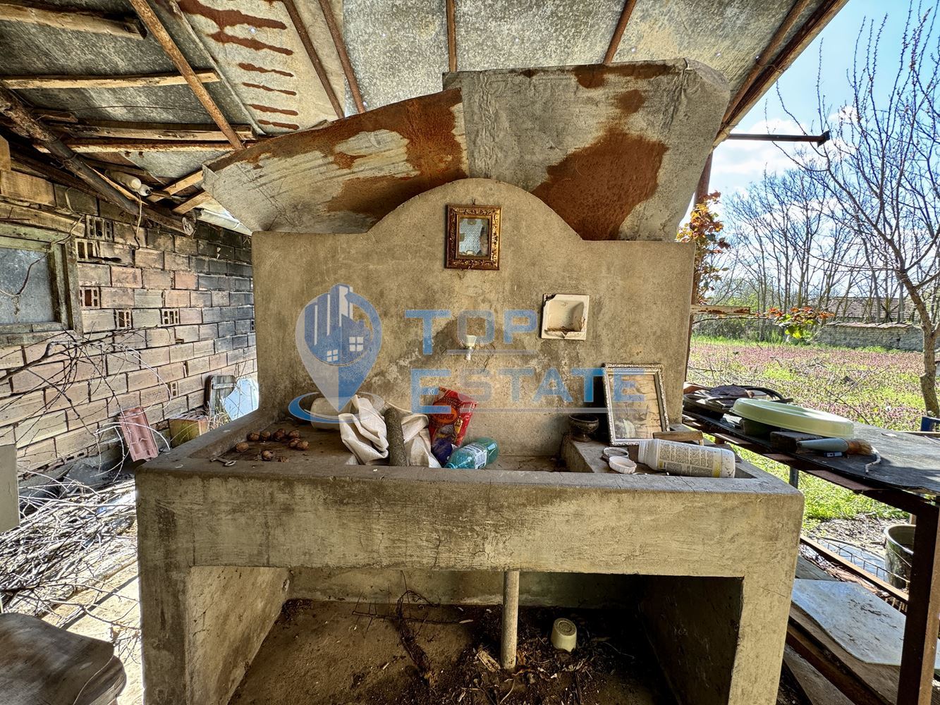 Тухлена къща с кладенец и допълнителни постройки в село Масларево, област Велико Търново - 0