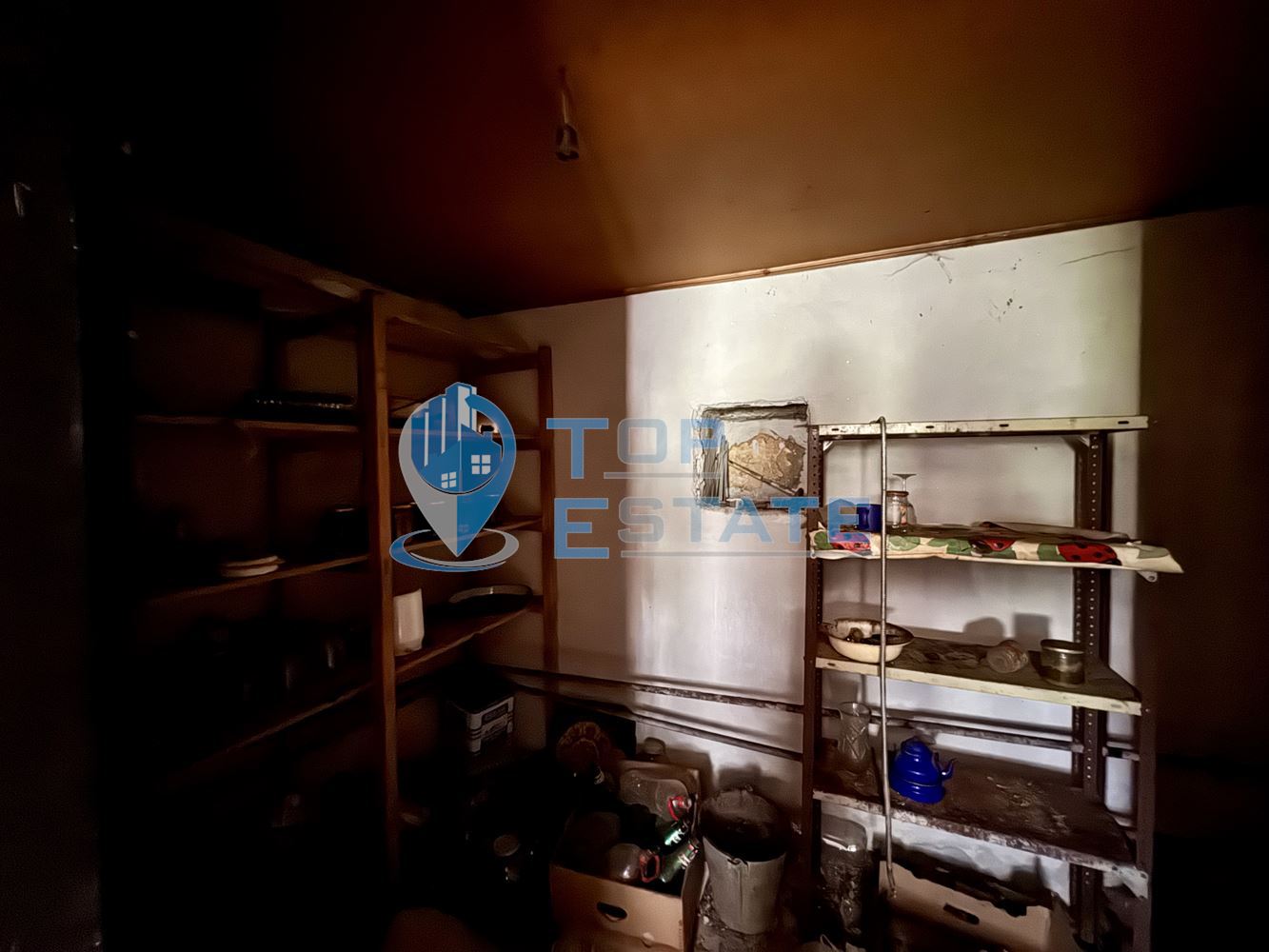 Масивна двуетажна къща с кладенец в село Иванча, област Велико Търново - 0