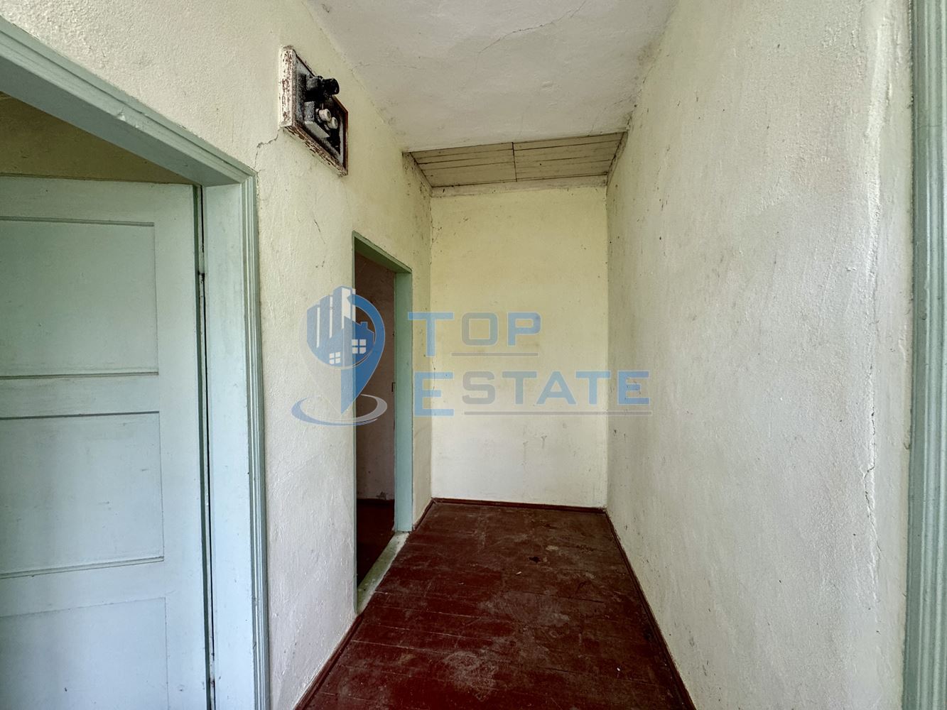 Тухлена къща с голям двор и допълнилни постройки в село Хотница, област Велико Търново - 0