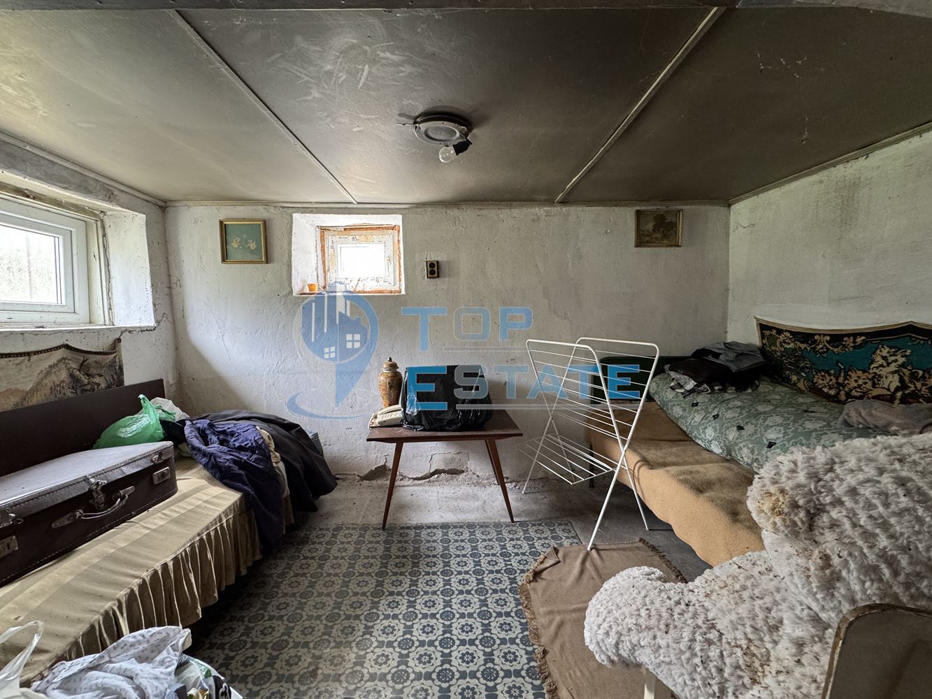 Къща с голям двор и стопански постройки в село Янтра, област Велико Търново - 0