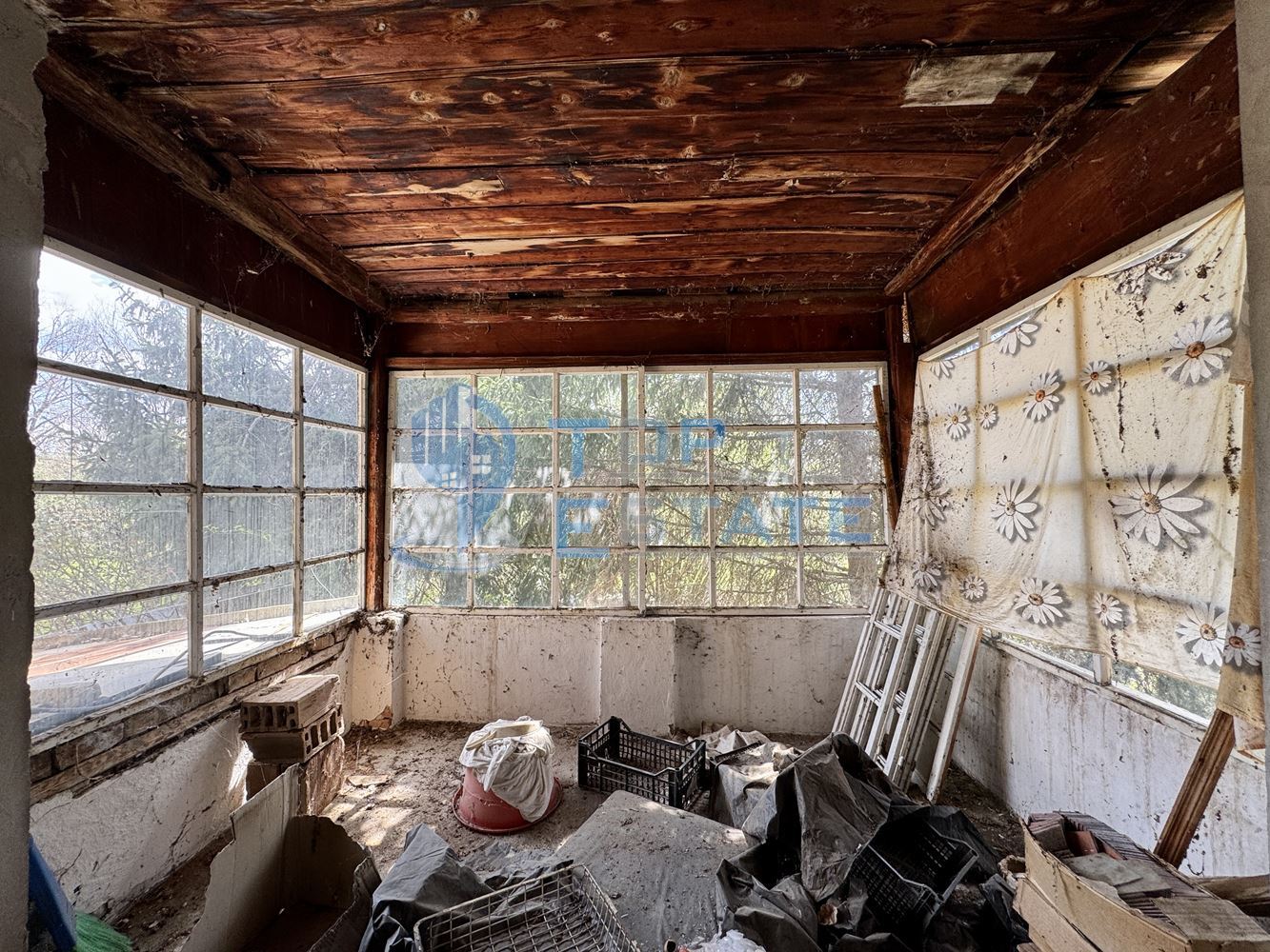 Масивна двуетажна къща с кладенец в село Иванча, област Велико Търново - 0