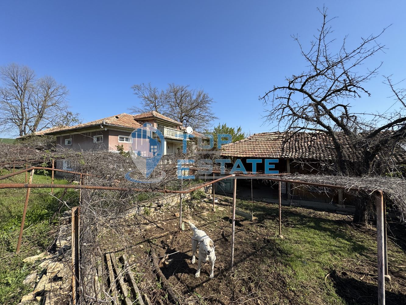 Двуетажна къща с кладенец и стопански постройки в село Нова Върбовка, област Велико Търново. - 0