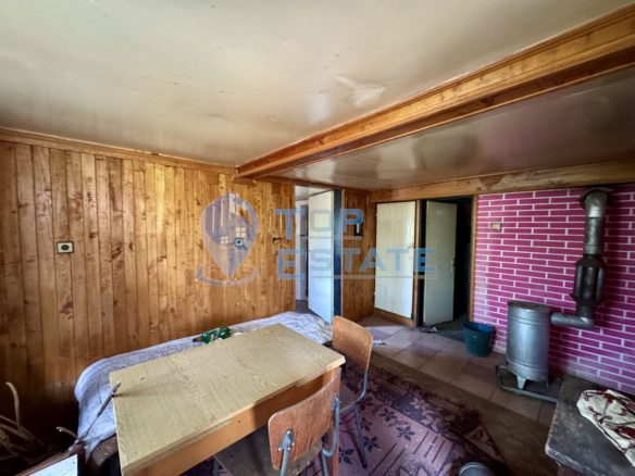 Масивна двуетажна къща с кладенец в село Иванча, област Велико Търново - 0