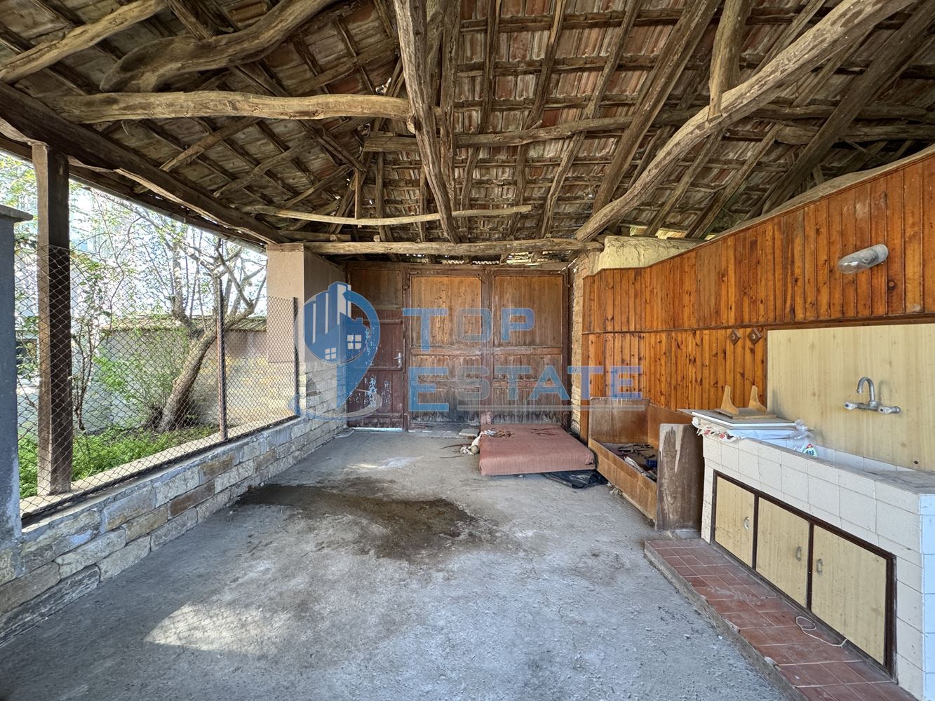 Двуетажна къща с кладенец и стопански постройки в село Нова Върбовка, област Велико Търново. - 0