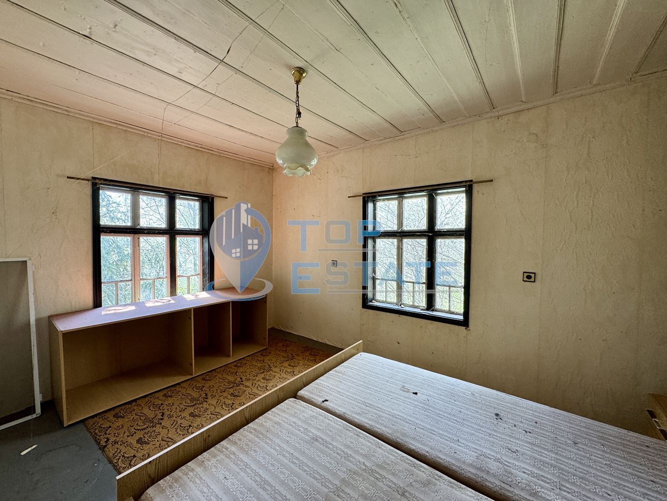 Масивна двуетажна къща с кладенец в село Иванча, област Велико Търново - 0