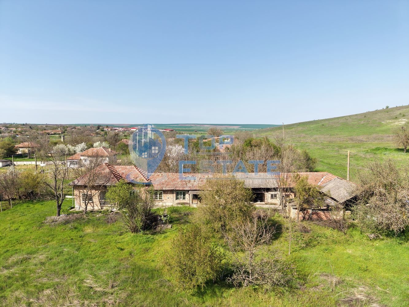 Тухлена къща с кладенец и голям двор в село Павел, област Велико Търново - 0