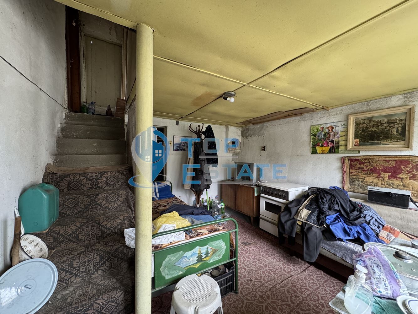 Къща с голям двор и стопански постройки в село Янтра, област Велико Търново - 0