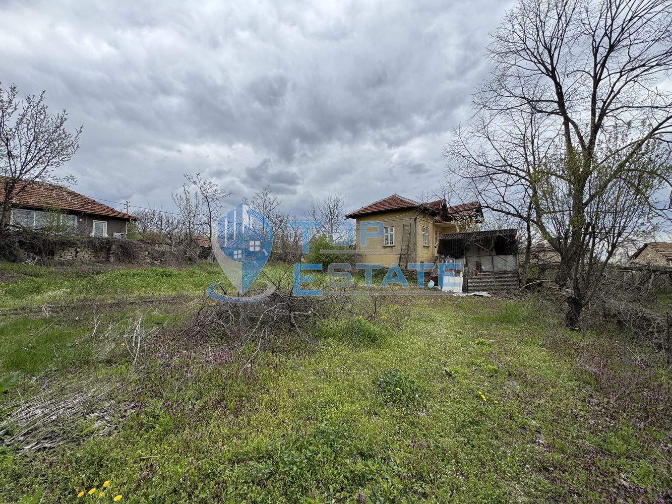 Двуетажна тухлена къща с допълнителни постройки и голям двор в село Горна Липница, област Велико Търново - 0