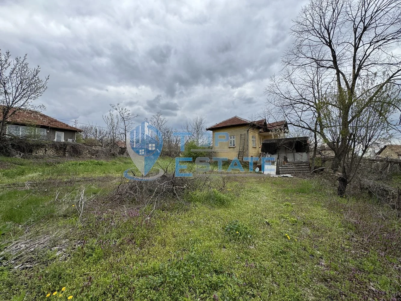 Двуетажна тухлена къща с допълнителни постройки и голям двор в село Горна Липница, област Велико Търново - 0