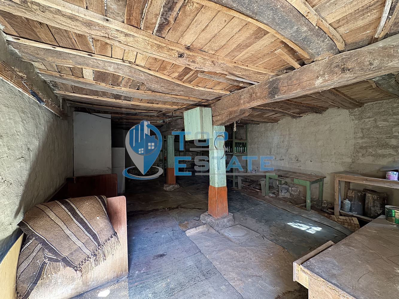 Двуетажна къща с кладенец и стопански постройки в село Нова Върбовка, област Велико Търново. - 0