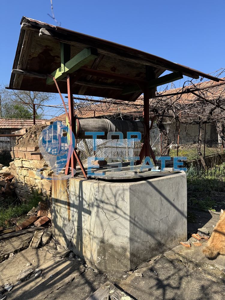 Двуетажна къща с кладенец и стопански постройки в село Нова Върбовка, област Велико Търново. - 0