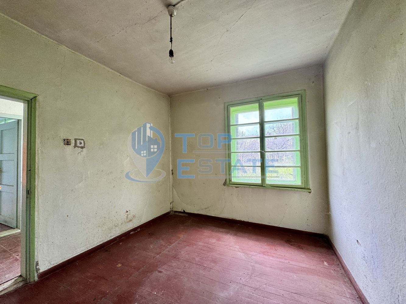 Тухлена къща с голям двор и допълнилни постройки в село Хотница, област Велико Търново - 0