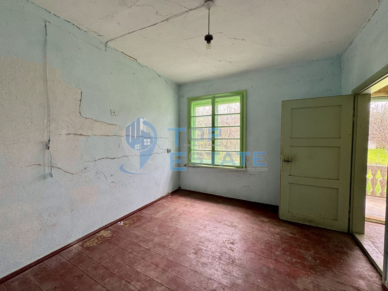 Тухлена къща с голям двор и допълнилни постройки в село Хотница, област Велико Търново - 0