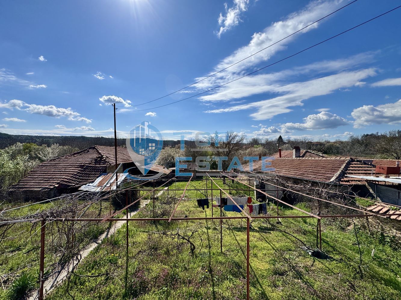 Двуетажна къща с кладенец и допълнителни постройки в село Долна Липница, област Велико Търново - 0