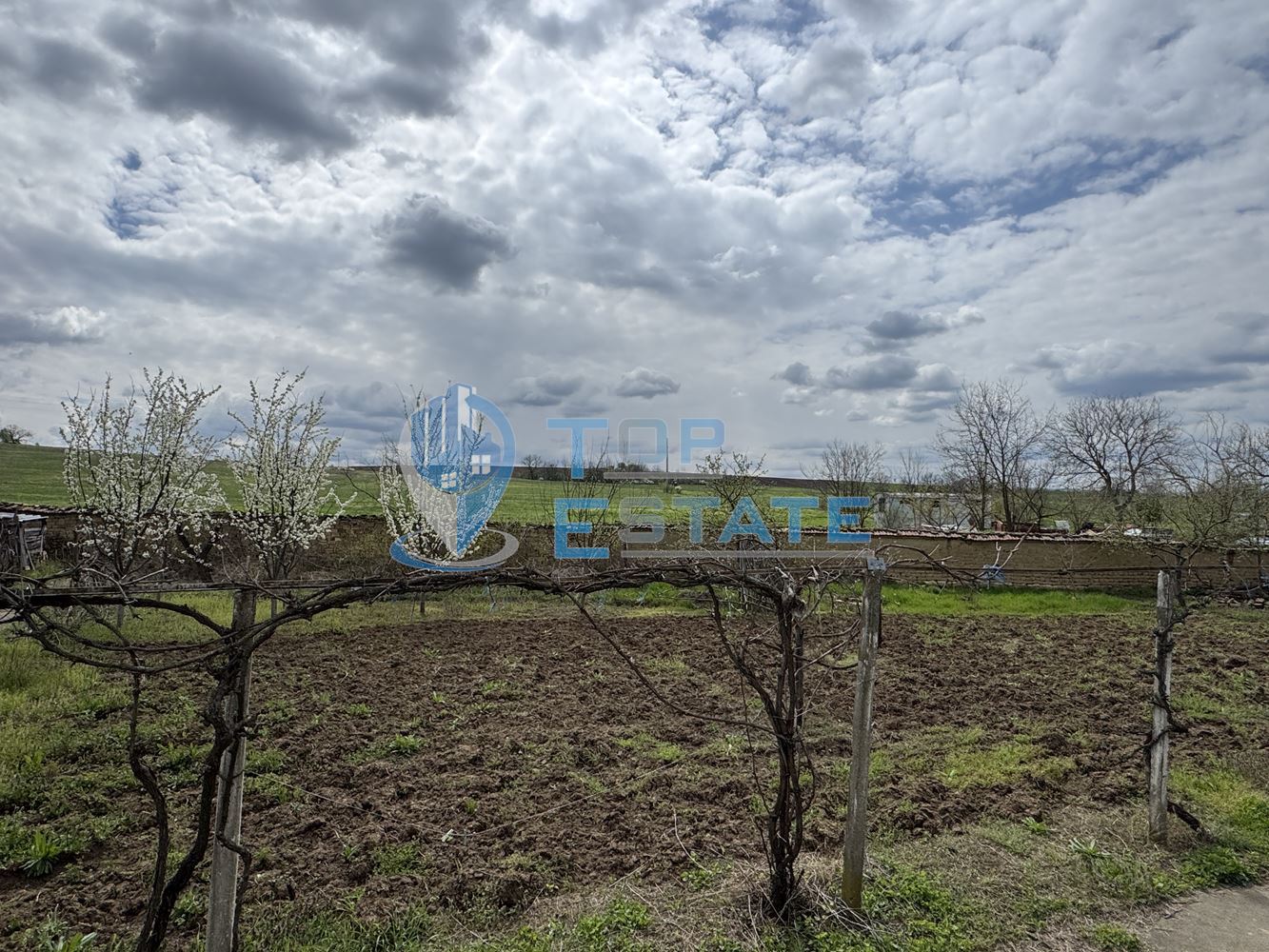 Къща с голям двор и стопански постройки в село Янтра, област Велико Търново - 0