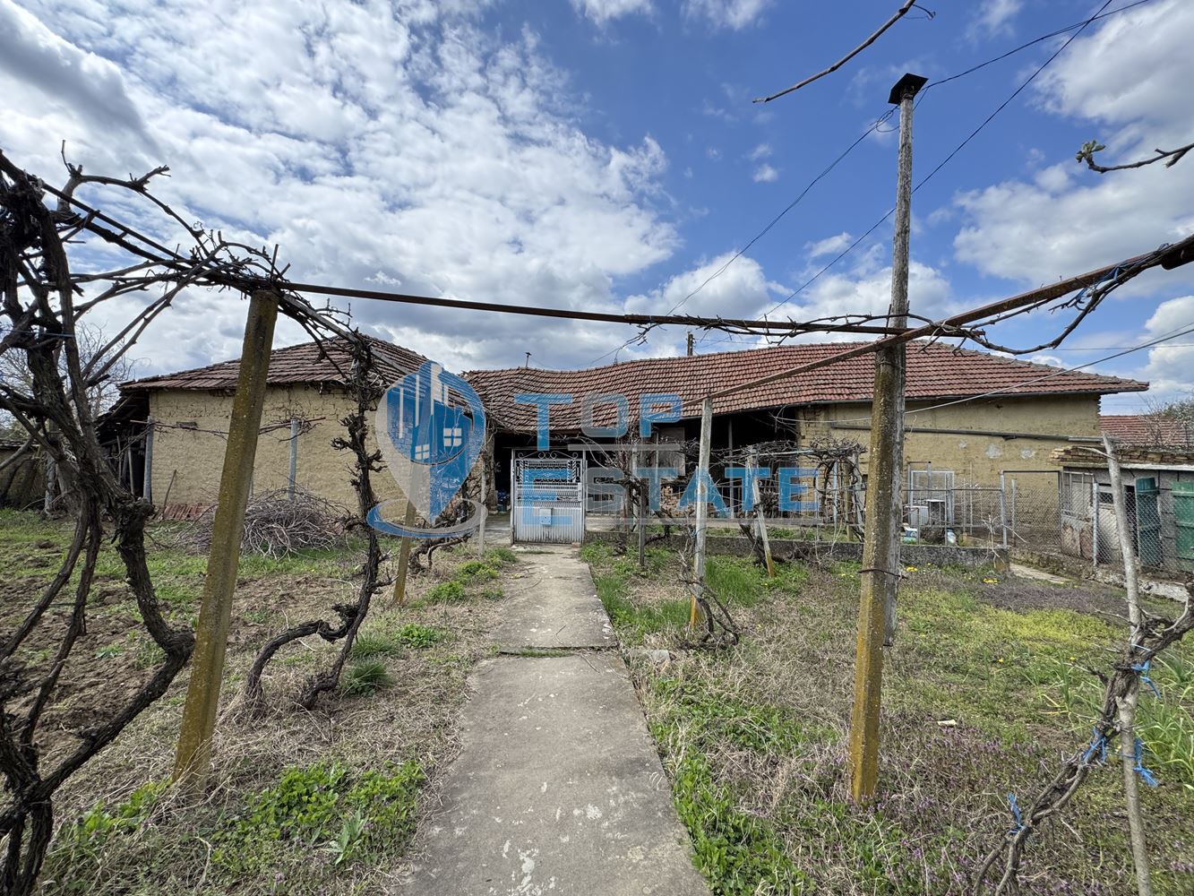 Къща с голям двор и стопански постройки в село Янтра, област Велико Търново - 0