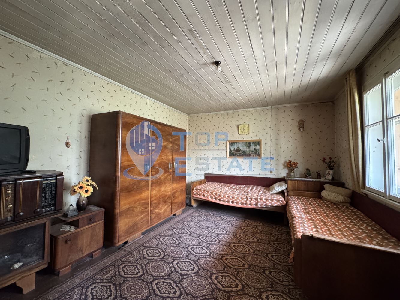 Къща с голям двор и допълнителни постройки в село Хотница, област Велико Търново - 0