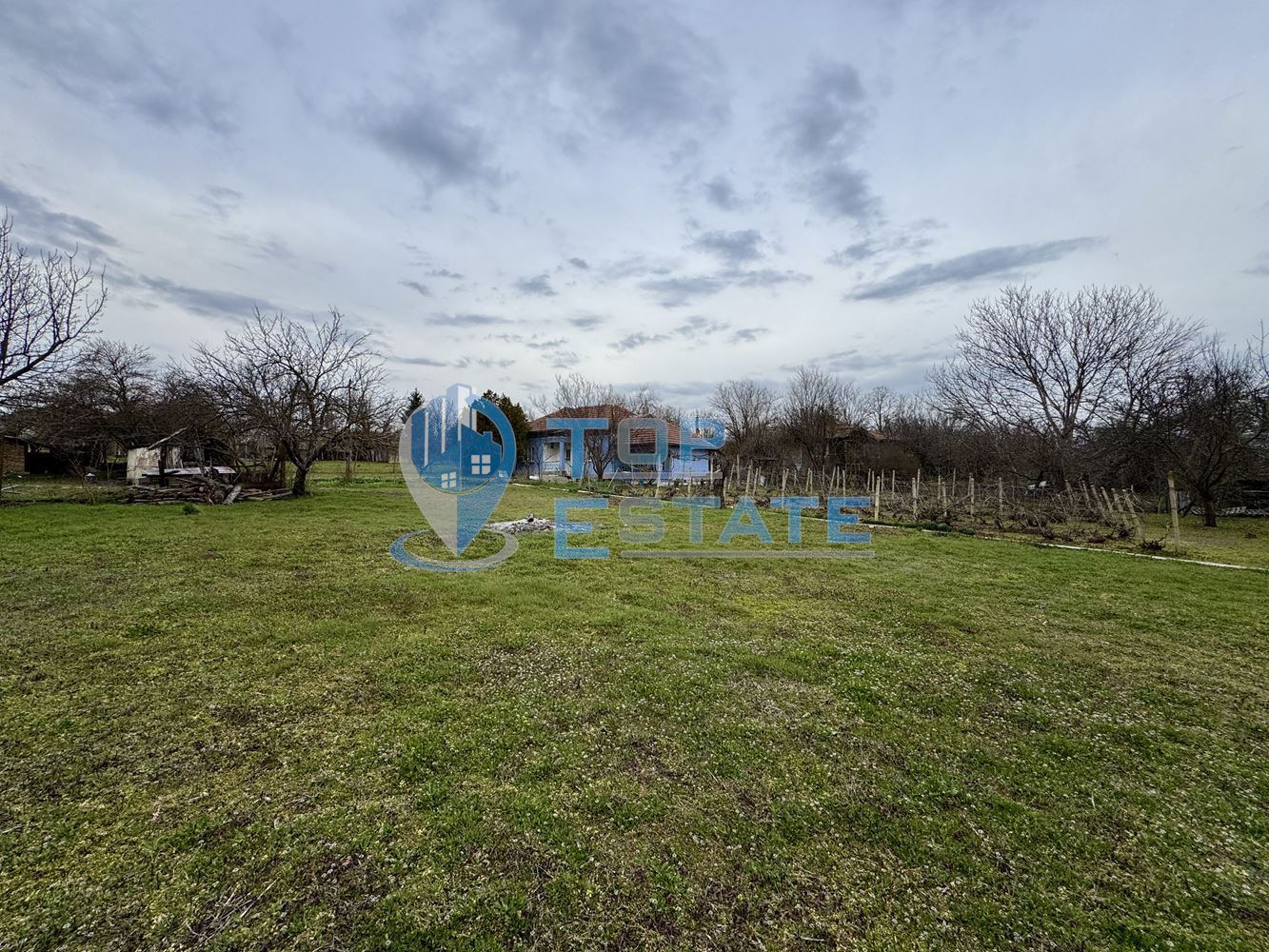 Здрава тухлена къща с кладенец и голям двор в село Павел, област Велико Търново - 0