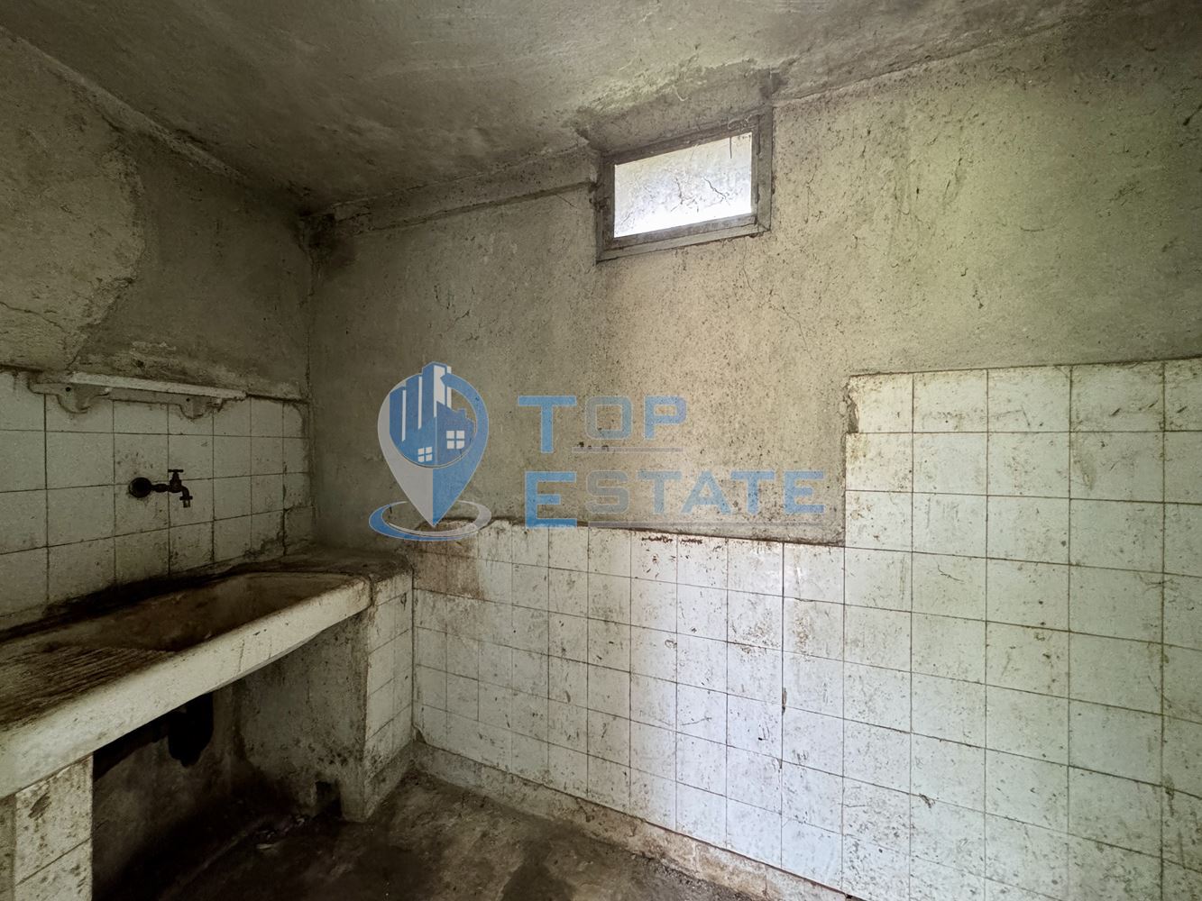 Тухлена къща с голям двор и допълнилни постройки в село Хотница, област Велико Търново - 0