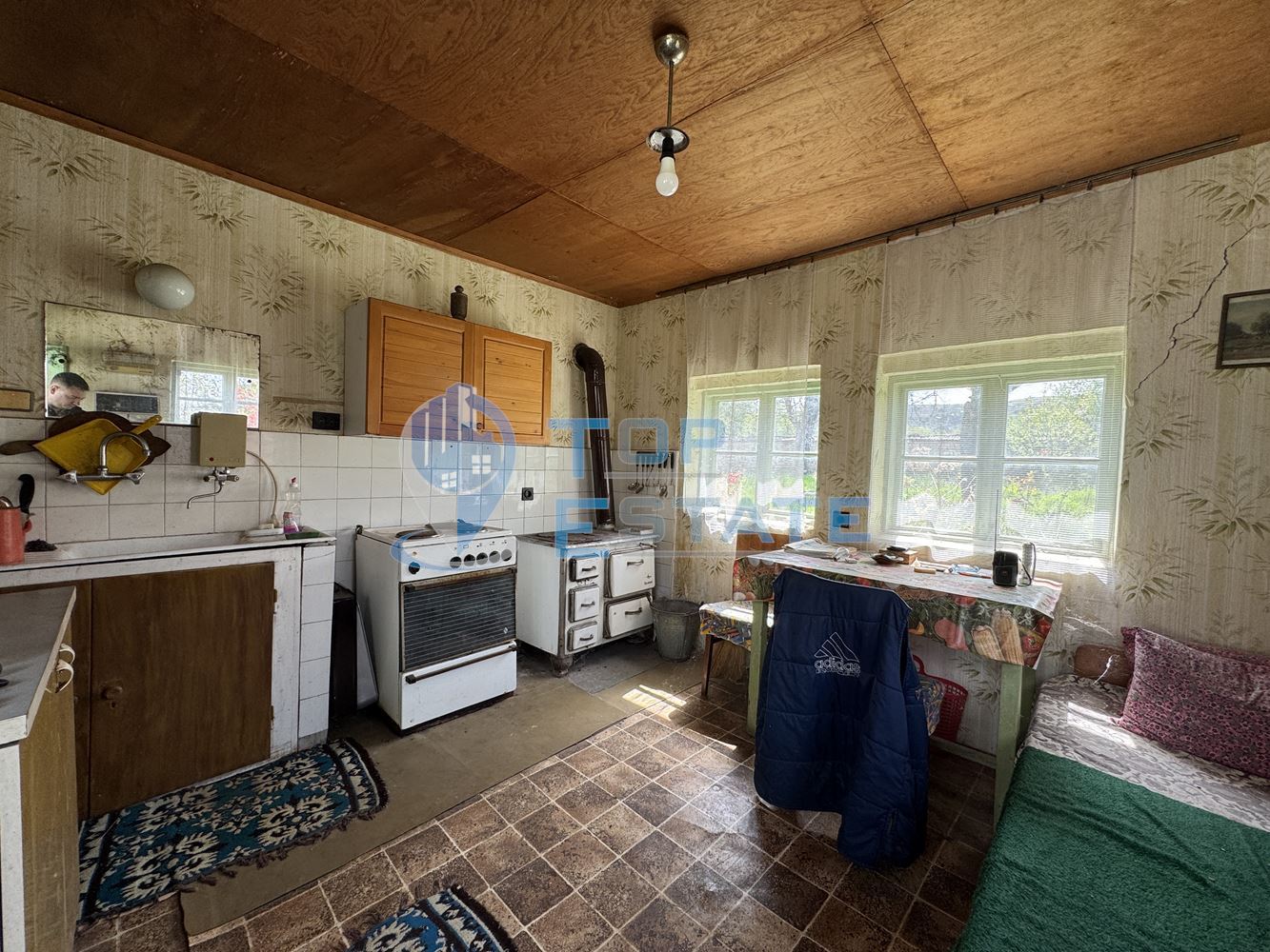 Къща с голям двор и допълнителни постройки в село Хотница, област Велико Търново - 0