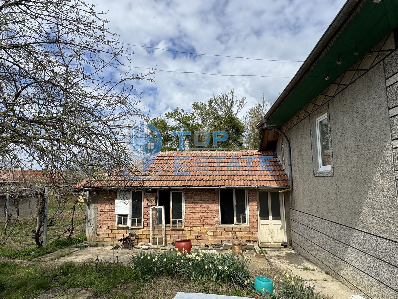 Къща с голям двор и стопански постройки в село Янтра, област Велико Търново - 0