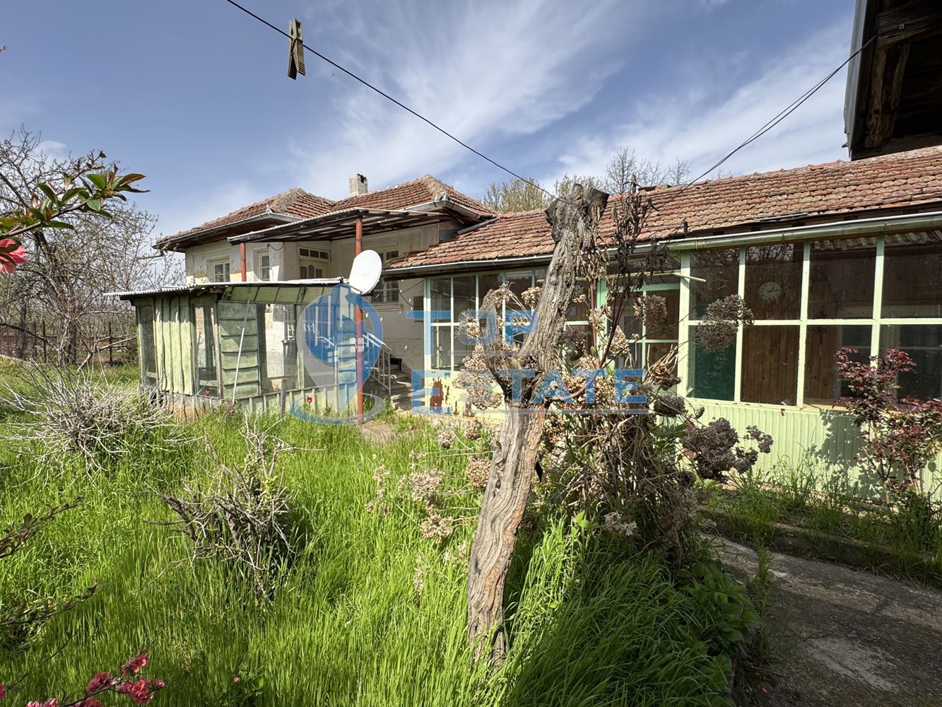 Къща с голям двор и допълнителни постройки в село Хотница, област Велико Търново - 0