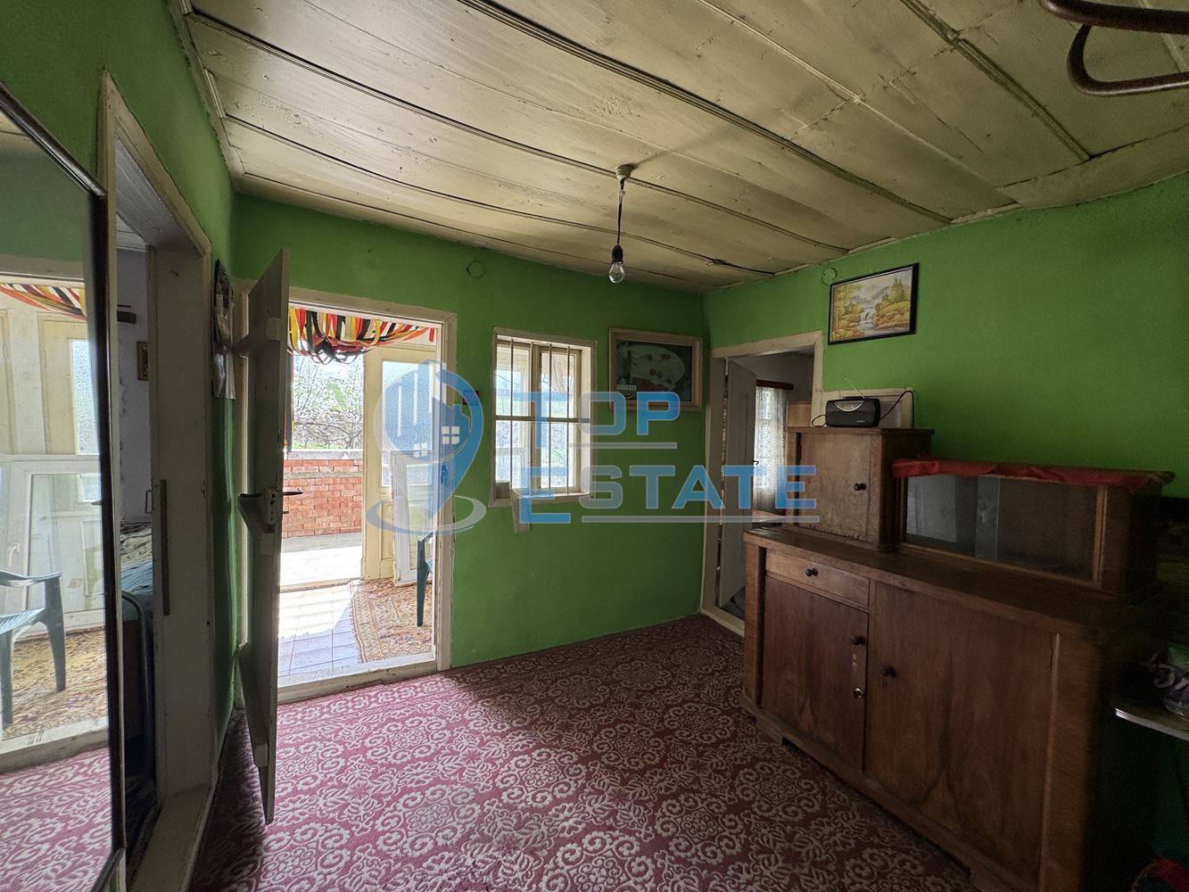 Къща с голям двор и стопански постройки в село Янтра, област Велико Търново - 0