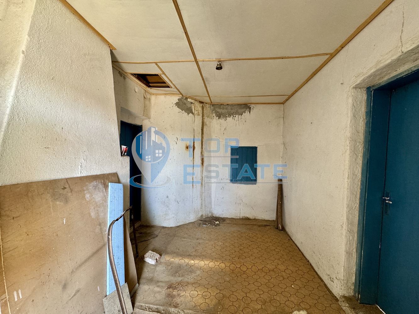 Двуетажна къща с кладенец и допълнителни постройки в село Долна Липница, област Велико Търново - 0