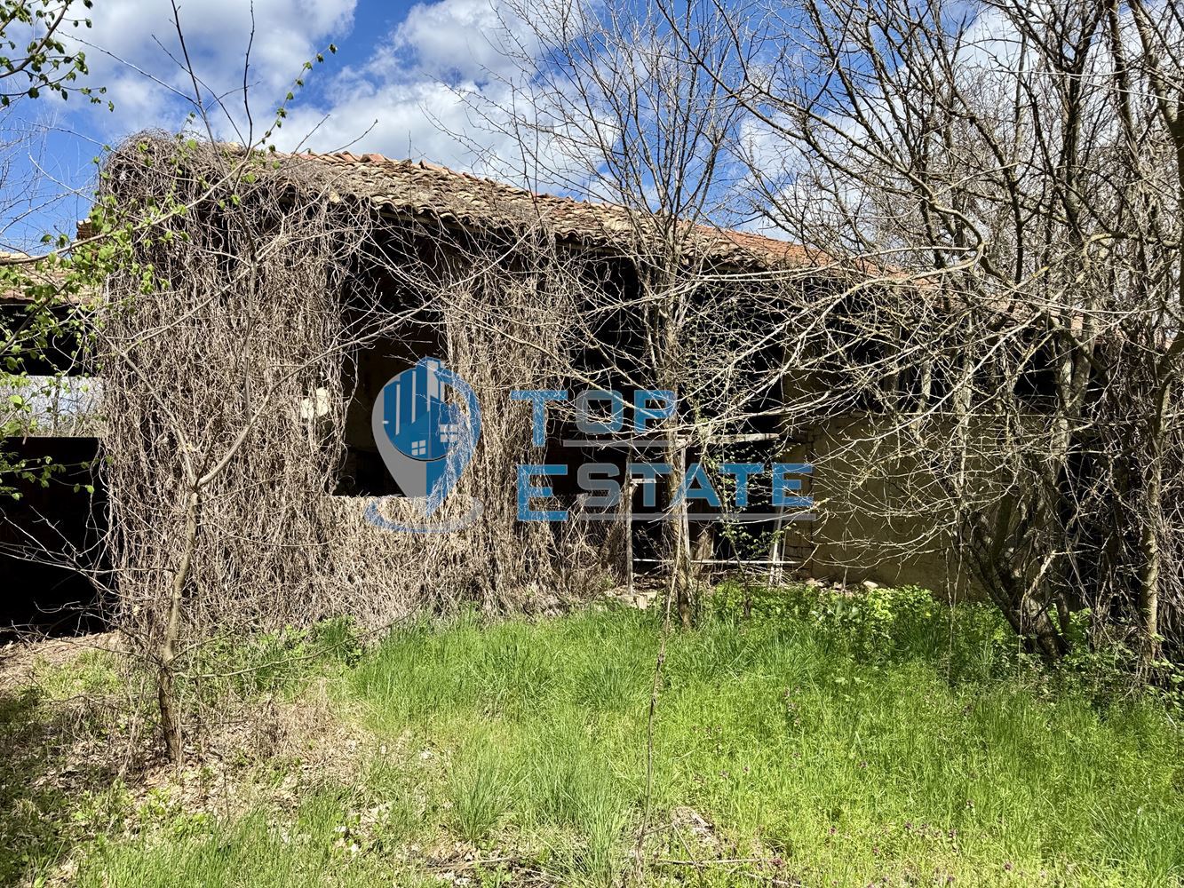 Масивна двуетажна къща с кладенец в село Иванча, област Велико Търново - 0