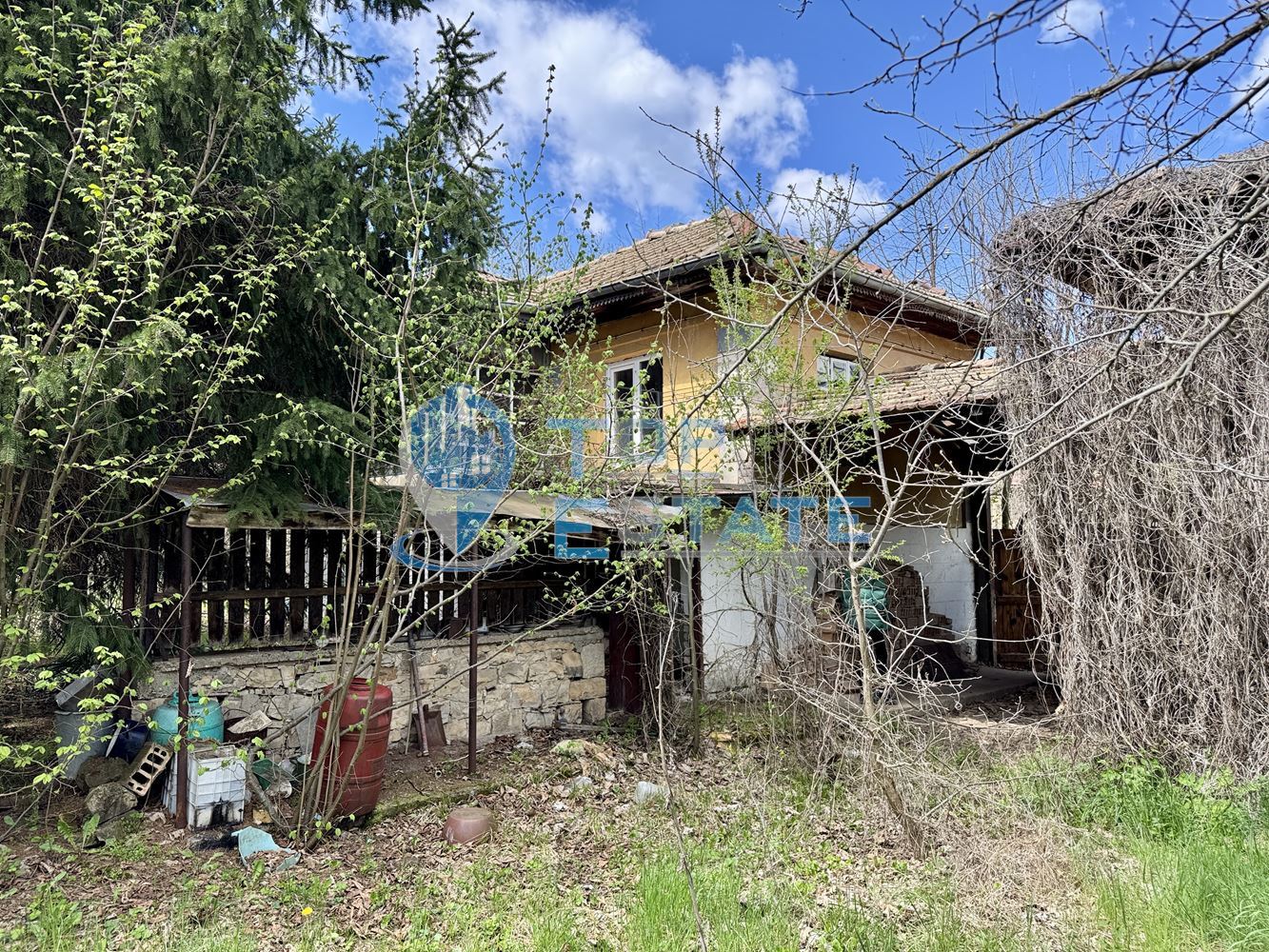 Масивна двуетажна къща с кладенец в село Иванча, област Велико Търново - 0
