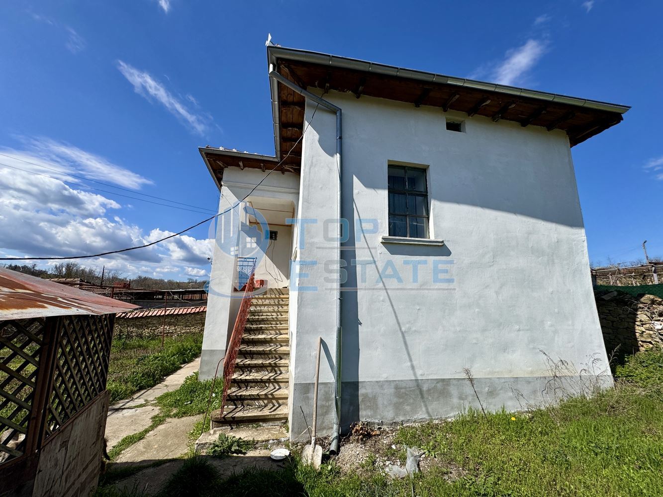 Двуетажна къща с кладенец и допълнителни постройки в село Долна Липница, област Велико Търново - 0