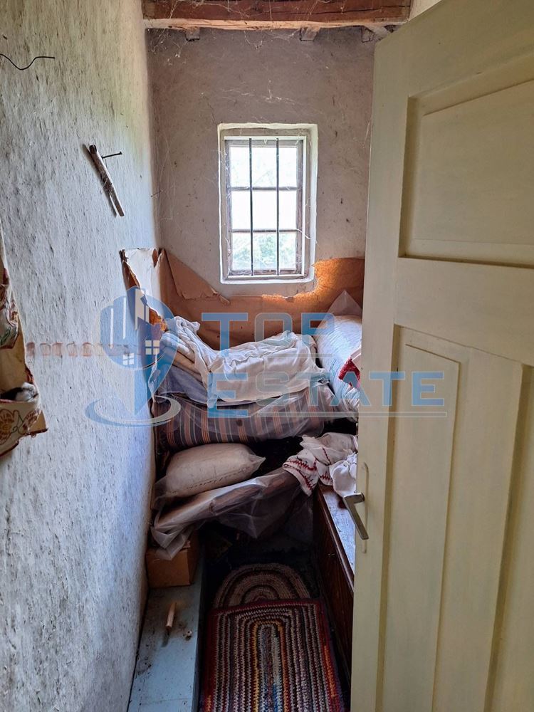 Къща с голям двор и допълнителни постройки в село Хотница, област Велико Търново - 0