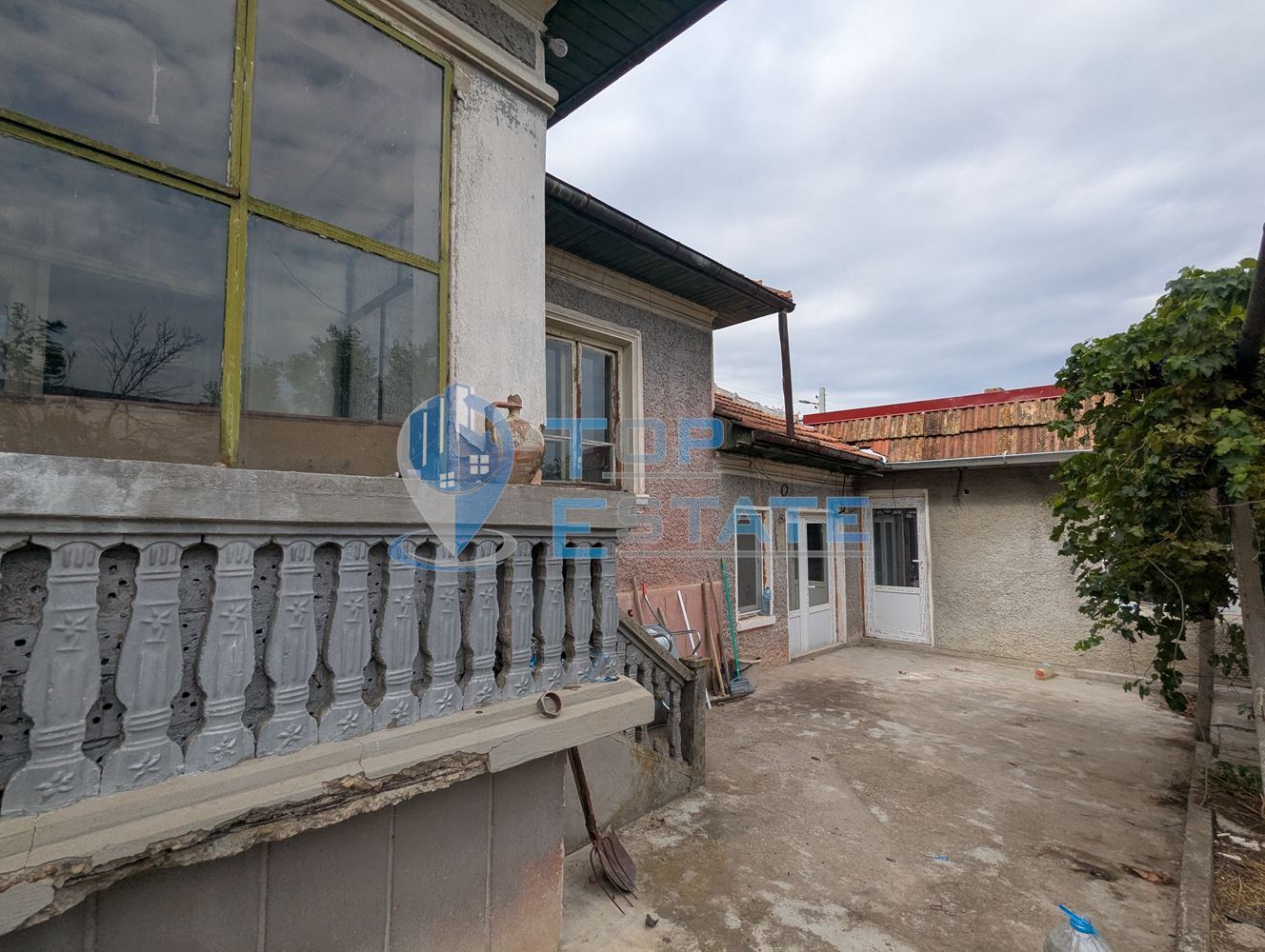 Двуетажна тухлена къща с кладенец в село Поликраище, област Велико Търново - 0