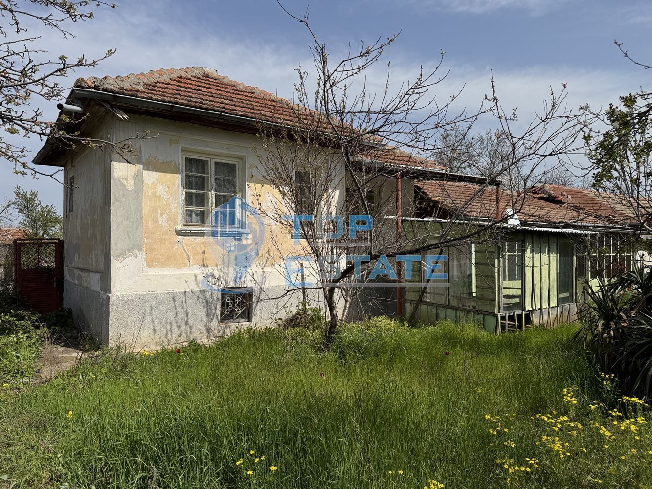 Къща с голям двор и допълнителни постройки в село Хотница, област Велико Търново - 0