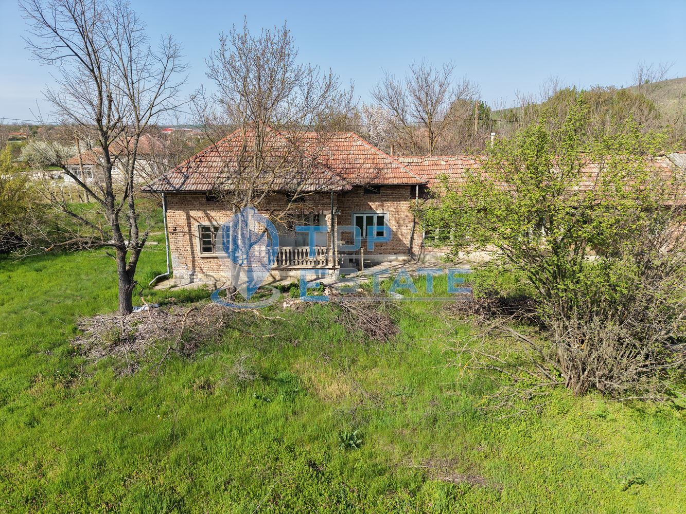 Тухлена къща с кладенец и голям двор в село Павел, област Велико Търново - 0