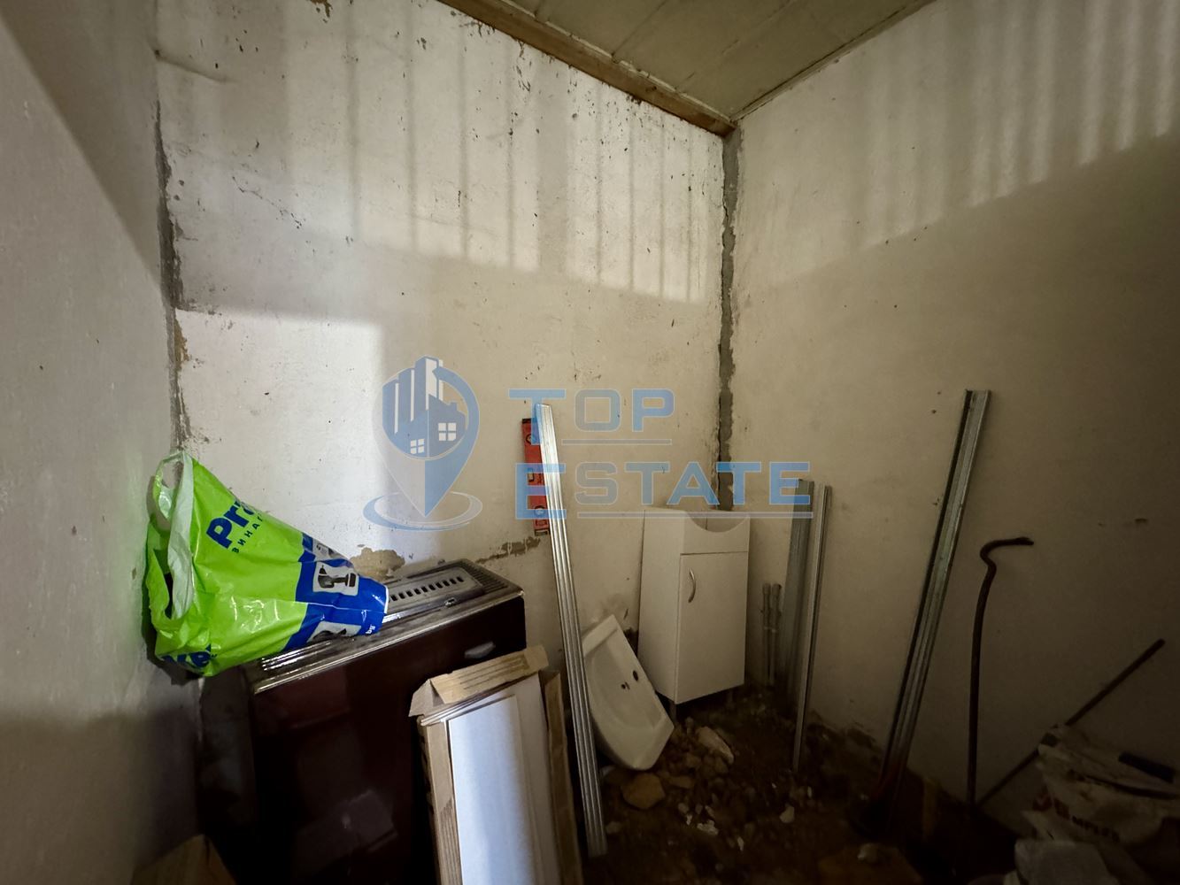 Здрава тухлена къща с кладенец и голям двор в село Павел, област Велико Търново - 0