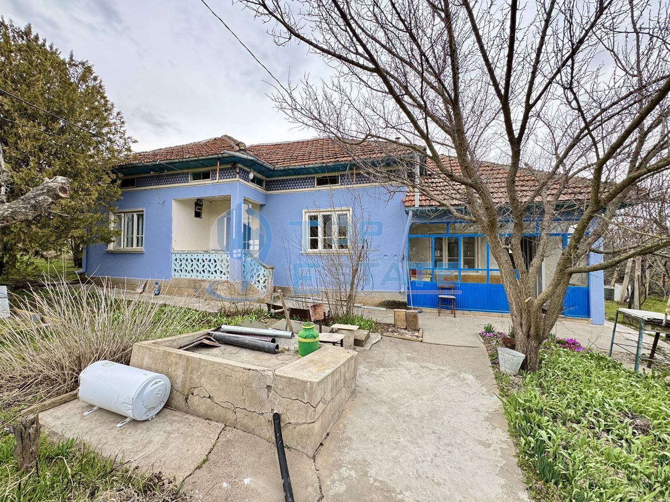 Здрава тухлена къща с кладенец и голям двор в село Павел, област Велико Търново - 0