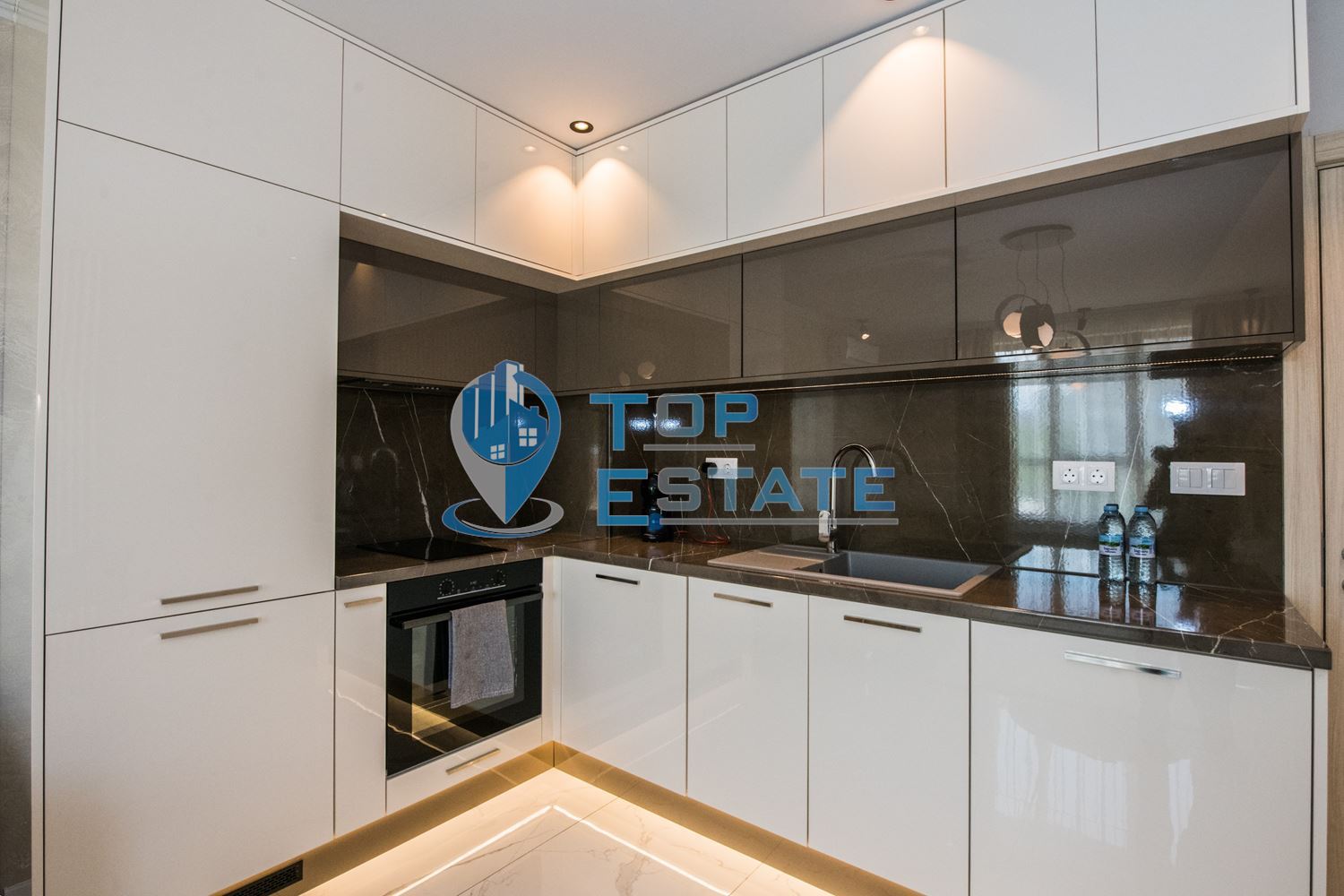 Двустаен, новопостроен, луксозен, газифициран апартамент с надземно паркомясто под наем в квартал Бузлуджа, град Велико Търн - 0