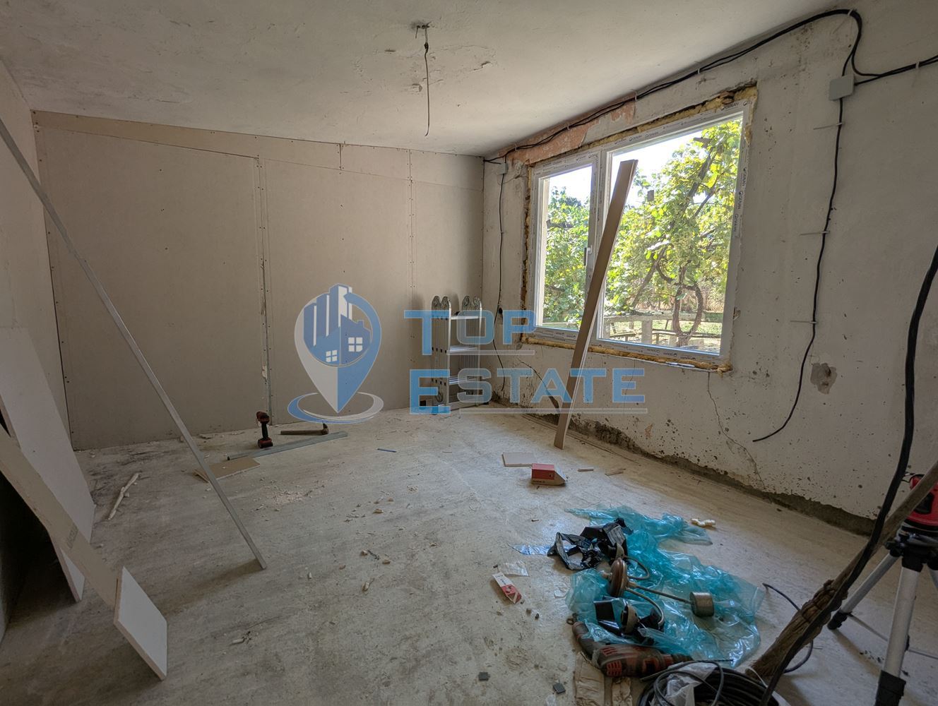 Двуетажна тухлена къща с кладенец в село Поликраище, област Велико Търново - 0