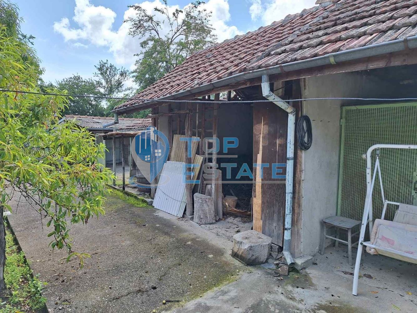 Къща с голям двор и допълнителни постройки в село Хотница, област Велико Търново - 0