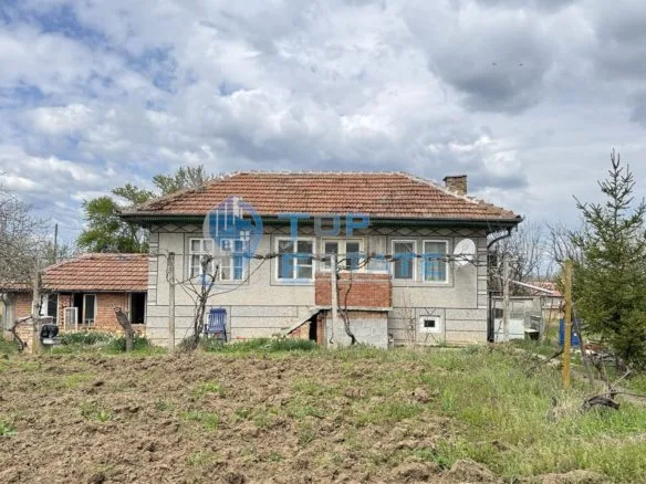 Къща с голям двор и стопански постройки в село Янтра, област Велико Търново - 0