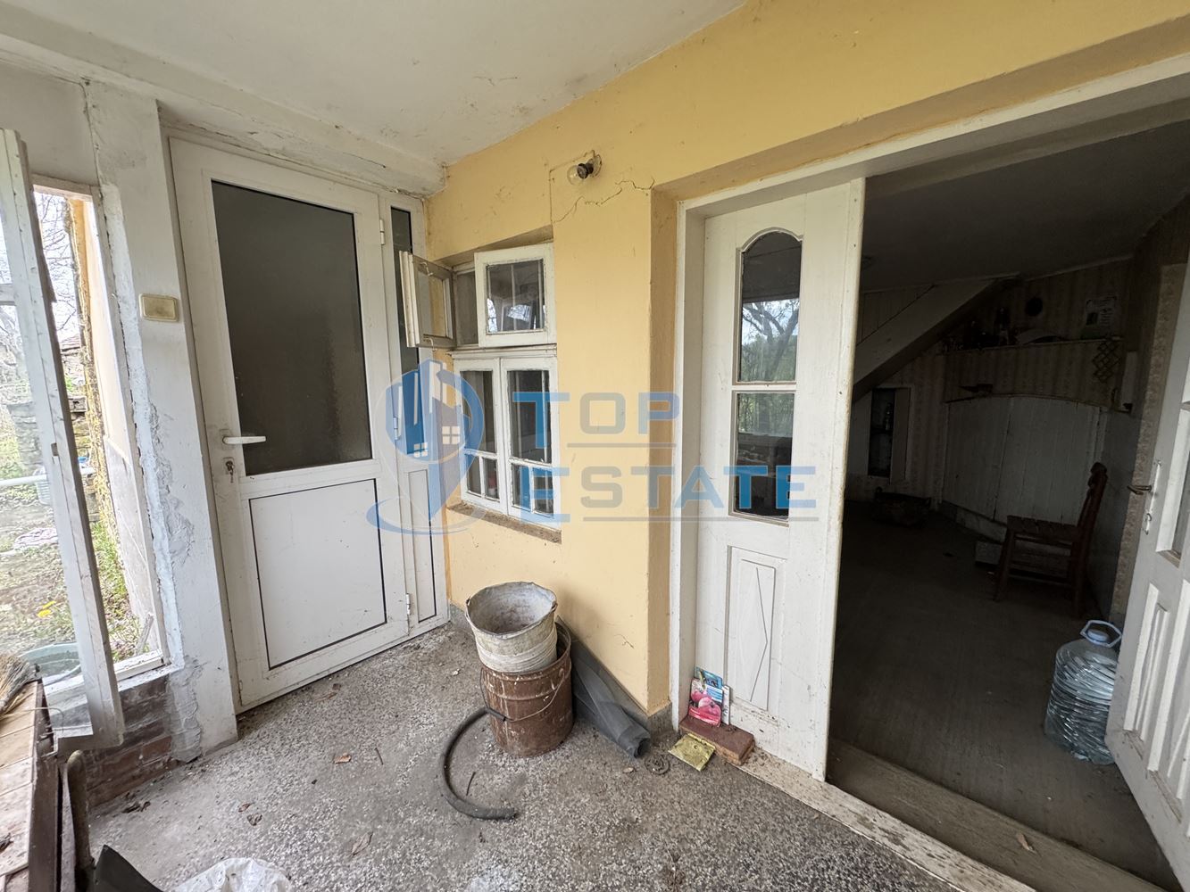 Двуетажна тухлена къща с допълнителни постройки и голям двор в село Горна Липница, област Велико Търново - 0