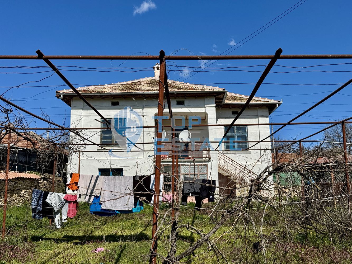 Двуетажна къща с кладенец и допълнителни постройки в село Долна Липница, област Велико Търново - 0